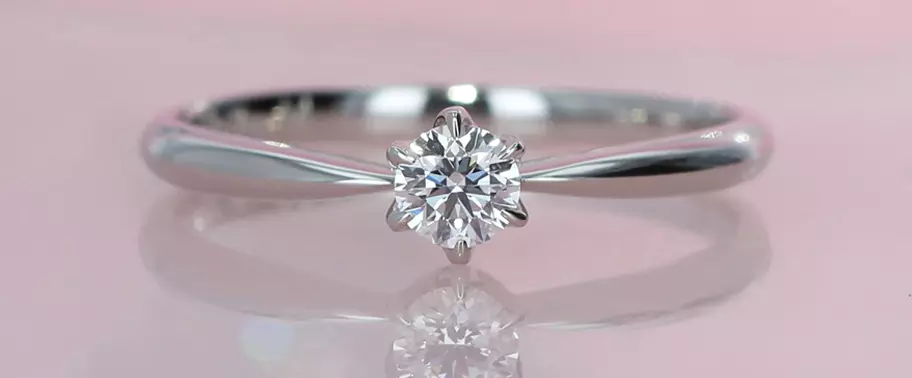 ダイヤモンドプロポーズ後の婚約指輪選び、プラチナ6本爪ストレートデザイン