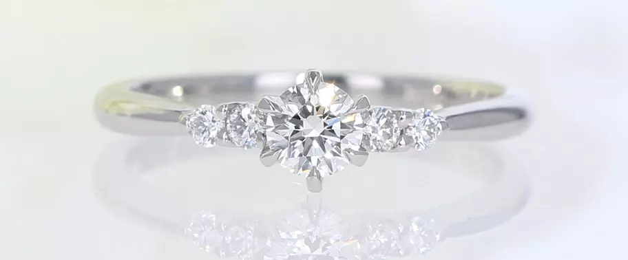 ダイヤモンドプロポーズ後の婚約指輪選び、プラチナ6本爪で華やかなサイドメレデザイン