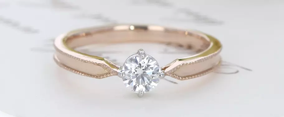 ダイヤモンドプロポーズ後の婚約指輪選び、ゴールド4本爪デザイン